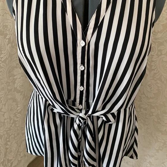 ❌SOLD❌TORRID PEPLUM GEORGETTE BUTTON-FRONT TIE-FRONT BLOUSE - Picture 5 of 9